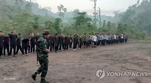 카렌 반군 캠프에 합류해 군사 훈련을 받은 미얀마 시민들(2021.4.9)