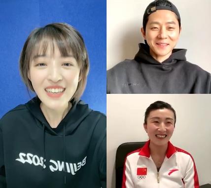 화상 인터뷰하는 중국 쇼트트랙 대표팀 안현수 코치(오른쪽 위)