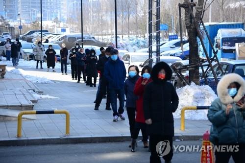 코로나19 검사받으려 줄 선 중국 창춘 주민들
