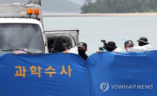 인양된 실종 차량 기록 남기는 경찰