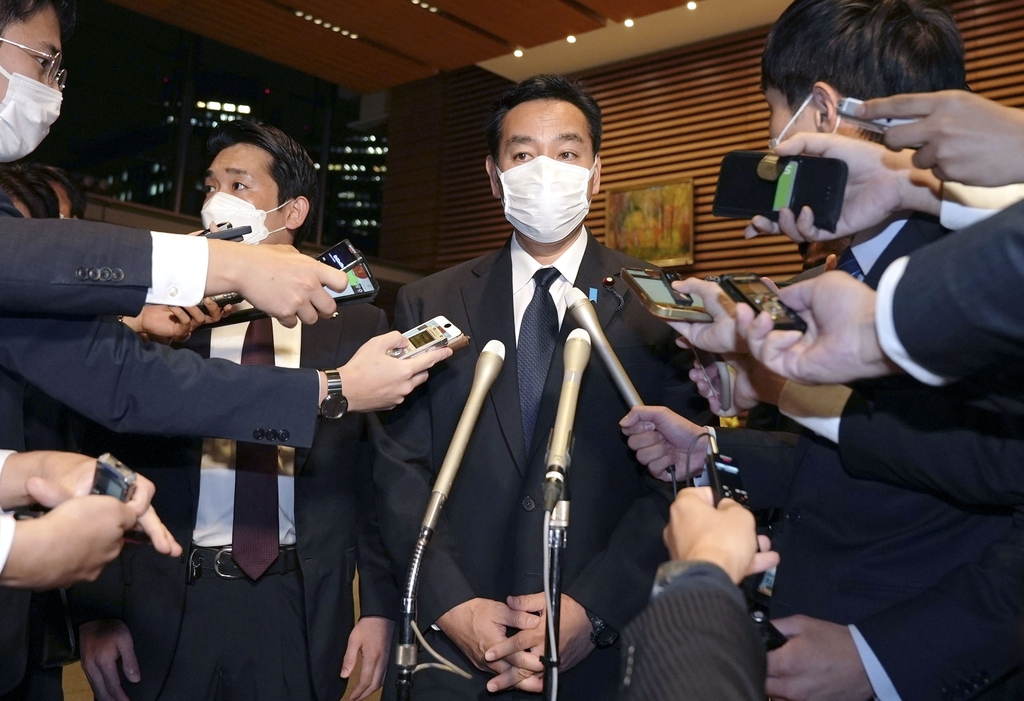 사퇴 의사 밝히는 야마기와 일본 경제재생담당상