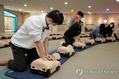 심폐소생술 배우는 시민들