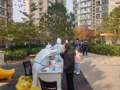 중국 아파트 봉쇄한 뒤 코로나19 검사
