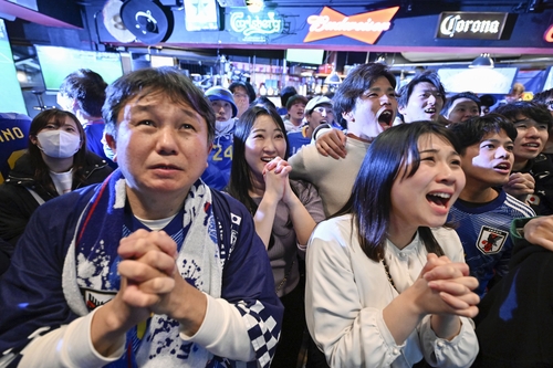 시부야 스포츠바에서 16강전 관람하는 도쿄 시민들