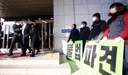 카허 카젬 전 한국지엠 사장과 비정규직 노동자들