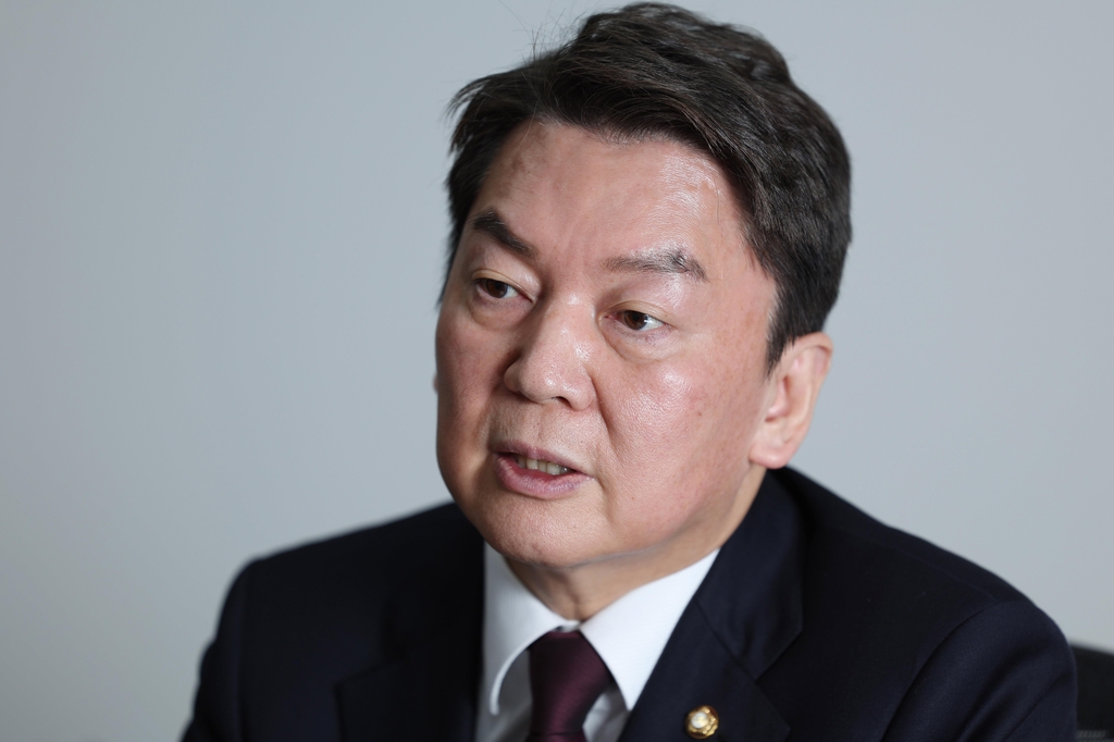 연합뉴스와 인터뷰하는 안철수