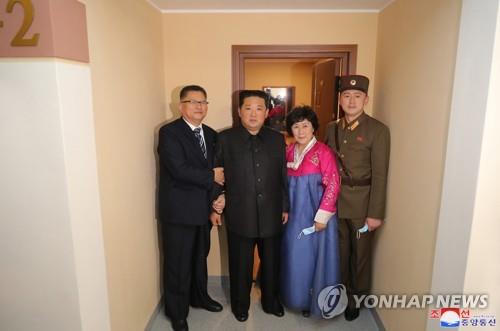 노동신문 논설위원과 새집에서 기념사진 찍는 김정은