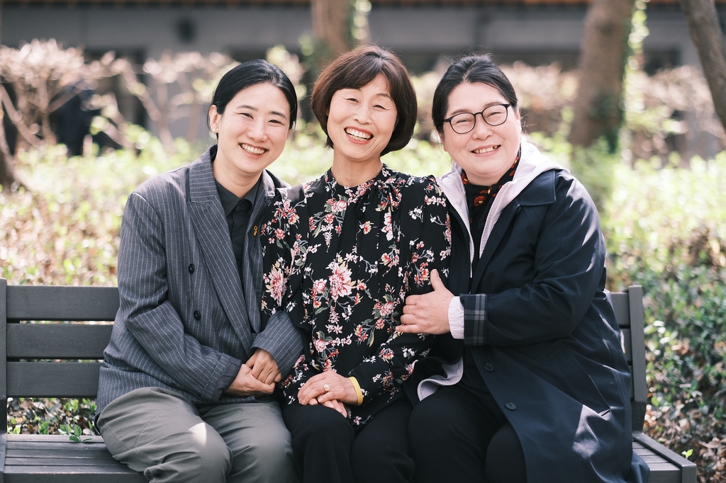 다큐멘터리 영화 '장기자랑'의 이소현 감독과 이미경, 김명임 씨