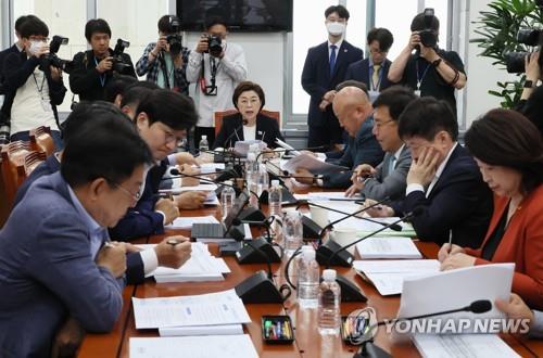 회의 주재하는 김정재 국토교통위 국토법안심사소위원장 (서울=연합뉴스) 이정훈 기자 = 전세사기 피해 지원을 위한 특별법 제정안 심사를 위해 지난 22일 오전 국회에서 열린 국토교통위원회 국토법안심사소위원회에서 김정재 소위원장이 회의를 주재하고 있다. 2023.5.22 uwg806@yna.co.kr(끝)