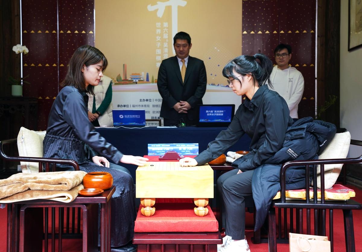 최정(오른쪽) 9단이 오청원배 결승 1국에서 후지사와 리나 6단에게 승리했다.