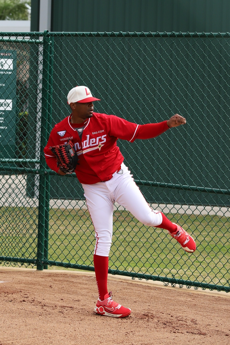 불펜피칭하는 엘리아스