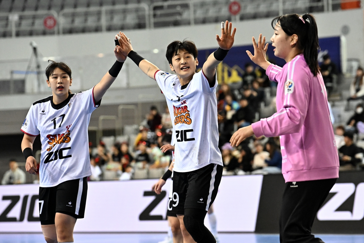 9일 경남개발공사와 경기에서 득점 후 기뻐하는 SK 유소정(가운데)