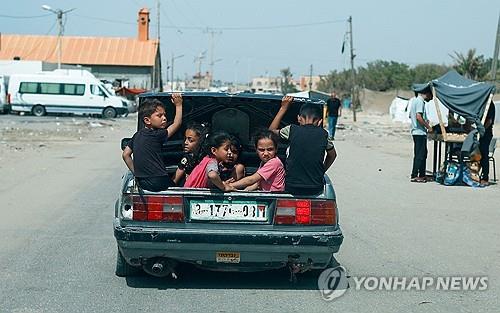 가자지구 남단 도시 라파의 차 트렁크에 탄 아이들