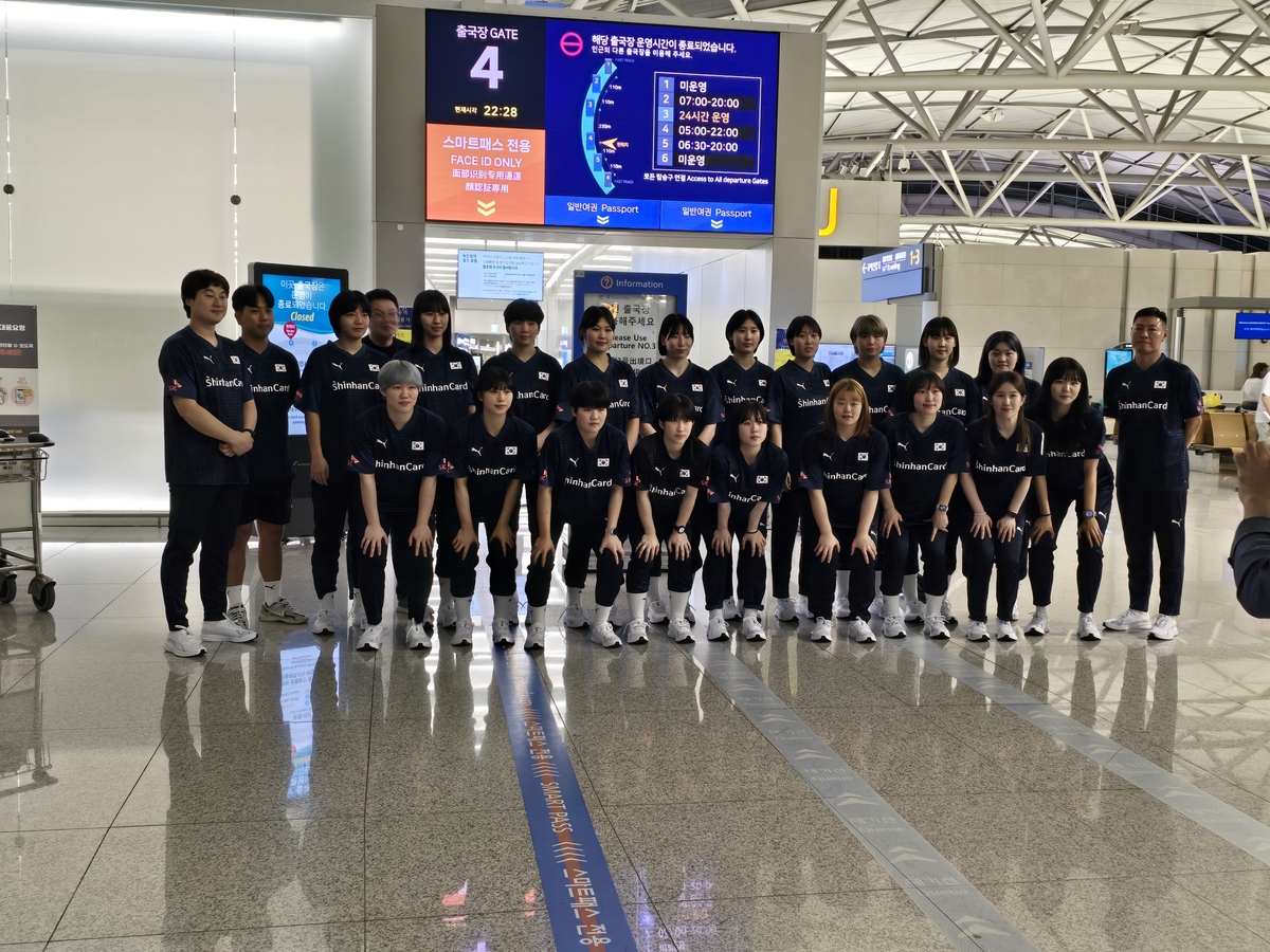 출국 전 기념사진을 찍은 U-20 여자핸드볼 국가대표 선수단.