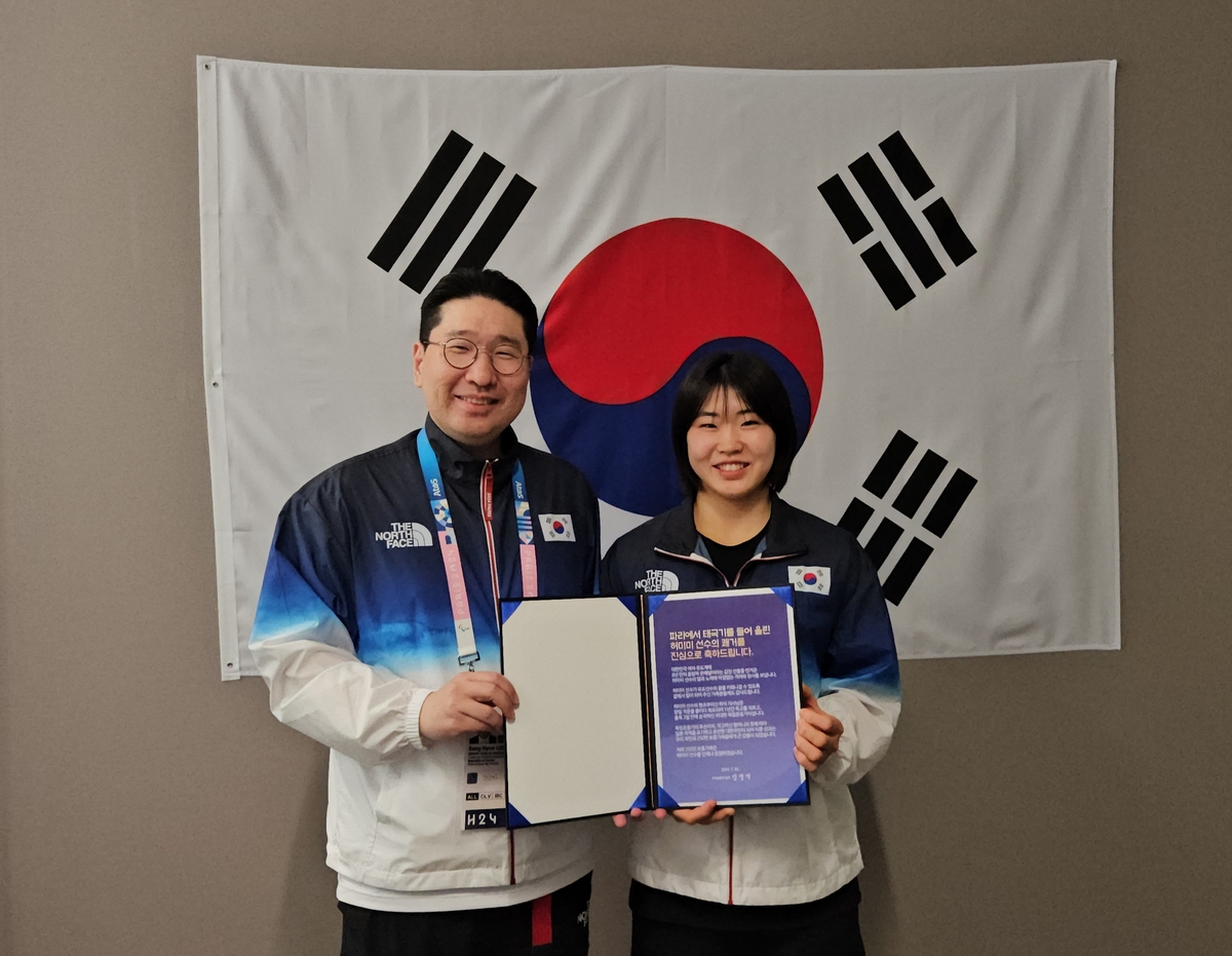 국가보훈부 축전을 받은 허미미(오른쪽)와 이상현 한국 선수단 부단장.