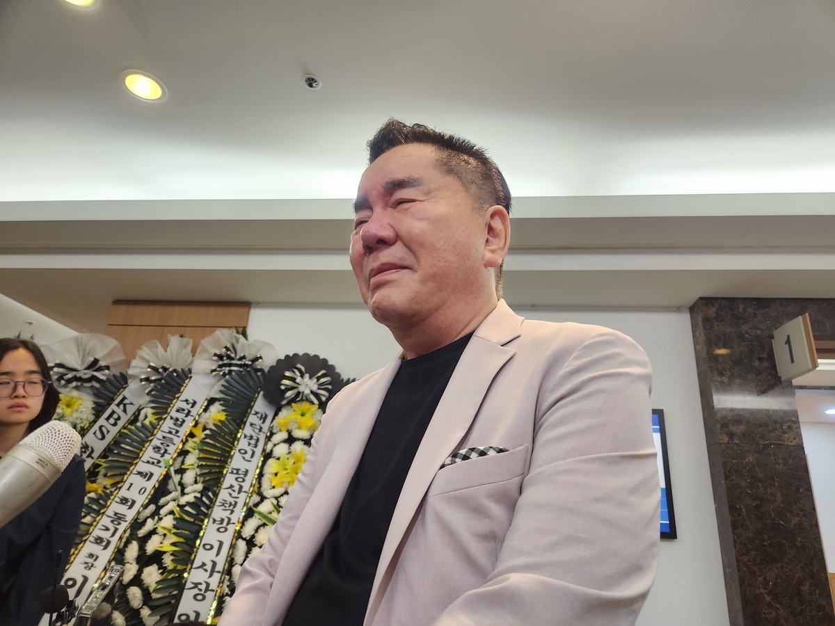 故 전유성의 빈소 앞에서 눈물을 참는 개그맨 심형래