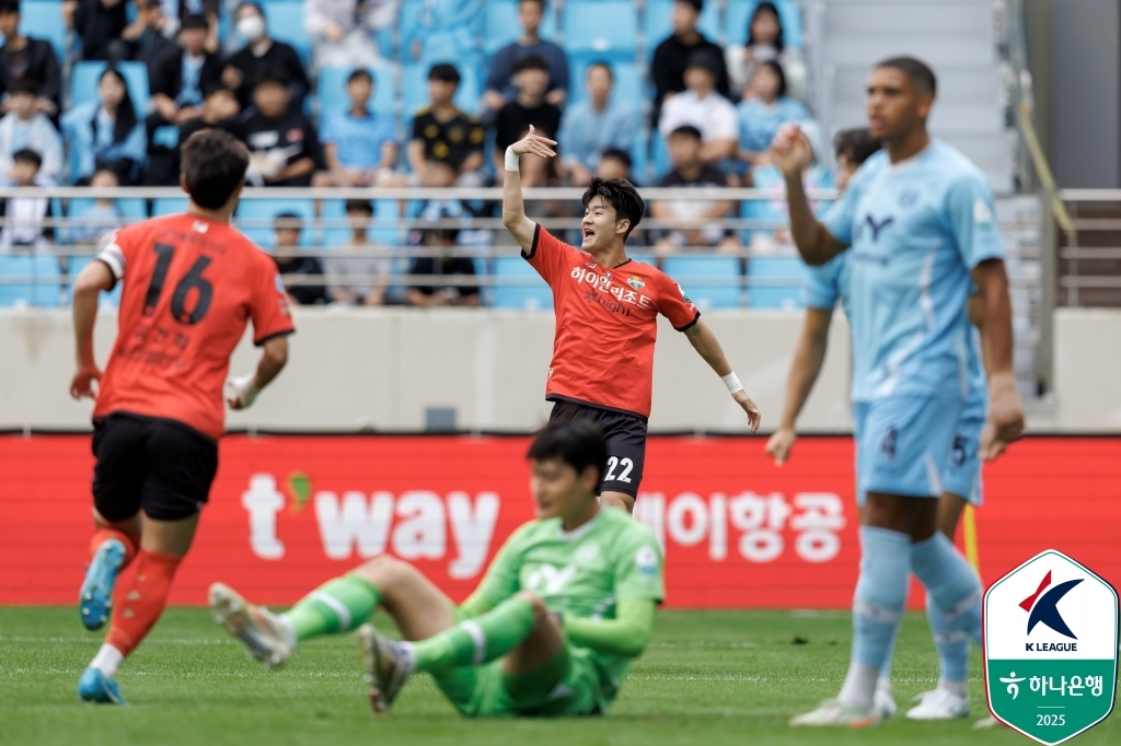 대구를 상대로 선제골을 넣은 강원 이상헌(22번).