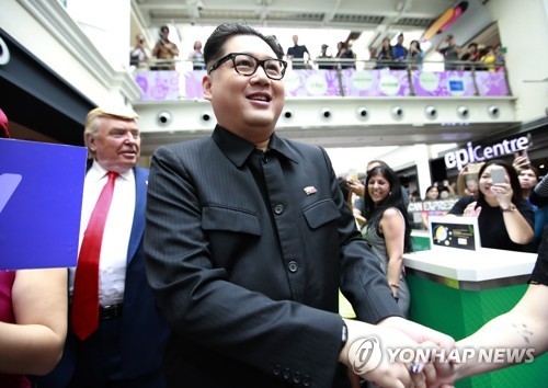 김정은 북한 국무위원장 휴내내기로 유명한 하워드 X. 