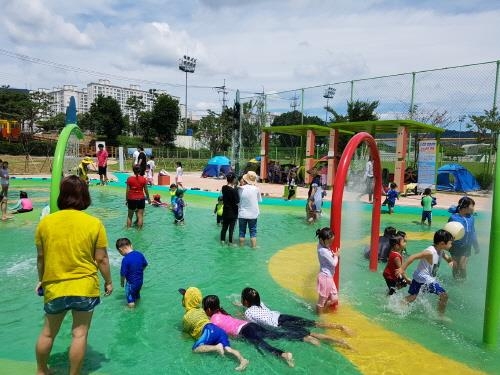 2017년 증평군 보강천변에 조성된 '물놀이형 어린이놀이공간' 모습