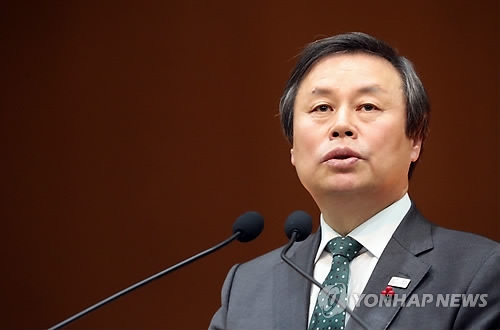 El ministro surcoreano de Cultura, Deportes y Turismo, Do Jong-hwan, emite un mensaje de Año Nuevo a su personal, el 2 de enero de 2018, en la sede del ministerio, en Sejong.