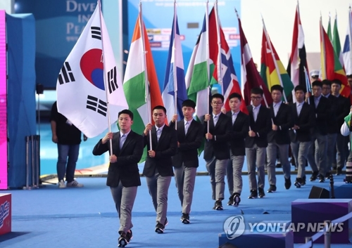 Los abanderados de cada país participante en el 18º Campeonato del Mundo de la Federación Internacional de Natación (FINA), entran en la sala de la ceremonia de clausura del evento, celebrada, el 28 de julio del 2019, en el Centro Acuático Internacional de la Universidad Nambu, en Gwangju, a unos 330 kilómetros al sur de Seúl. (ⓒComité Organizador del Campeonato Mundial de la FINA de Gwangju 2019 y Agencia de Noticias Yonhap. Prohibida su reventa y archivo)