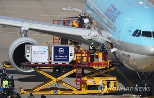Un avión de Korean Air descarga el primer lote de las vacunas contra el COVID-19 de Pfizer Inc., el 26 de febrero de 2021, en el Aeropuerto Internacional de Incheon, al oeste de Seúl.