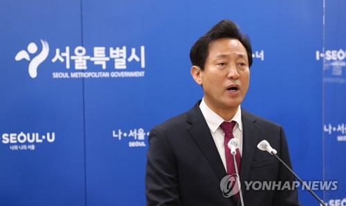 El alcalde de Seúl, Oh Se-hoon, anuncia sus planes acerca de la plaza de Gwanghwamun, durante una conferencia de prensa, celebrada, el 27 de abril de 2021, en el Ayuntamiento de Seúl.
