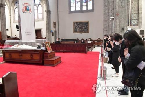 Las personas rinden tributo al fallecido cardenal Nicholas Cheong Jin-suk, el 30 de abril de 2021, en la catedral de Myeongdong, en el centro de Seúl. (Foto del cuerpo de prensa. Prohibida su reventa y archivo)