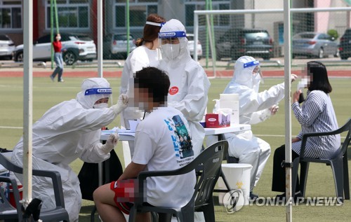 Los casos nuevos de coronavirus repuntan a más de 700 por 2º día consecutivo mientras el país volverá a acelerar la vacunación