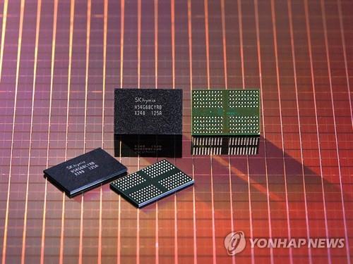La foto, proporcionada, el 12 de julio de 2021, por SK hynix Inc., muestra sus chips avanzados de memoria dinámica de acceso aleatorio (DRAM, según sus siglas en inglés), que usan tecnología de litografía ultravioleta extrema (EUV). (Prohibida su reventa y archivo)