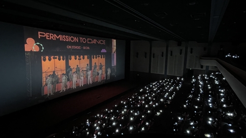 La imagen, proporcionada por Hybe, muestra una sala de cine, en Seúl, transmitiendo en directo el concierto "BTS Permission To Dance On Stage", de la sensación del K-pop BTS, celebrado el 12 de marzo de 2022, en el Estadio Olímpico de Jamsil, en el sur de la capital. (Prohibida su reventa y archivo)
