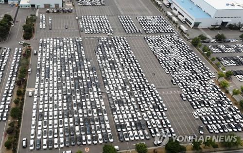En la foto, tomada el 13 de junio de 2022, se muestran coches de Kia Motors Corp., a la espera de su embarque en una planta de la compañía, en la ciudad de Gwangju, al suroeste del país, en momentos en que se llevaba a cabo una huelga nacional de transportistas, que pedían la extensión de un sistema de tarifas de fletes para garantizar sus ingresos básicos.