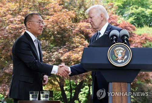 El presidente de EE. UU., Joe Biden (dcha.), da un apretón de manos al jefe del Grupo Hyundai Motor, Euisun Chung, luego de pronunciar un discurso sobre el plan de inversión del fabricante surcoreano de automóviles en EE. UU., el 22 de mayo de 2022, en Seúl.