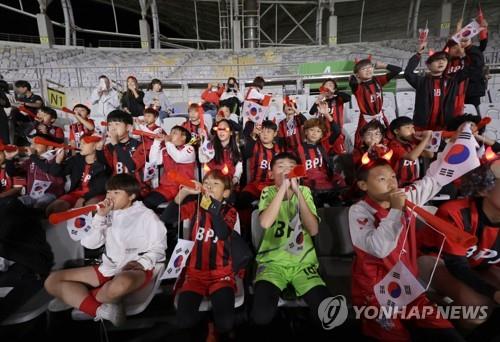 Un grupo de niños vitorea sin mascarillas en un partido de fúbtol entre Corea del Sur y Uzbekistán, celebrado, el 26 de septiembre de 2022, en Hwaseong, al sur de Seúl.