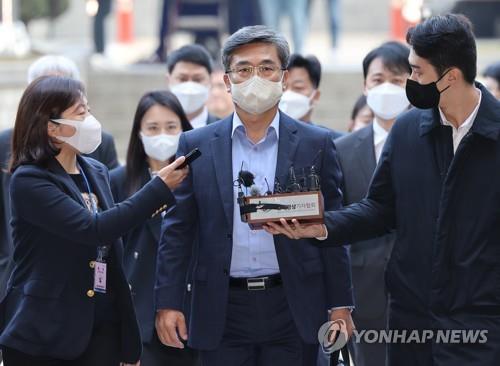 La foto, tomada el 21 de octubre de 2022, muestra al exministro de Defensa, Suh Wook, entrando a el Tribunal del Distrito Central de Seúl.