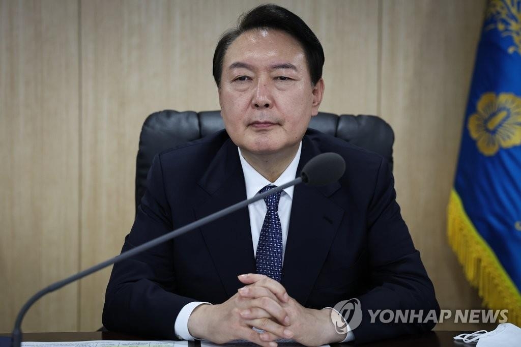 El presidente surcoreano, Yoon Suk-yeol, preside una reunión del Consejo de Seguridad Nacional, el 4 de octubre de 2022, en la oficina presidencial, en el centro de Seúl, para discutir las contramedidas frente al lanzamiento, el mismo día, de un misil balístico de alcance intermedio (IRBM, según sus siglas en inglés), por parte de Corea del Norte, al océano Pacífico, que pasó volando por Japón. El mandatario convocó otra reunión del consejo, el 2 de noviembre, tras el lanzamiento por parte del Norte de un misil balístico hacia el mar del Este.