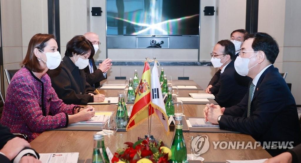 La foto, proporcionada por el Ministerio de Comercio, Industria y Energía de Corea del Sur, muestra a su ministro, Lee Chang-yang (dcha.), sosteniendo una reunión con la ministra de Industria, Comercio y Turismo española, María Reyes Maroto Illera (izda.), el 18 de noviembre de 2022, en un hotel de Seúl, al margen del foro empresarial de Corea del Sur-España. (Prohibida su reventa y archivo)