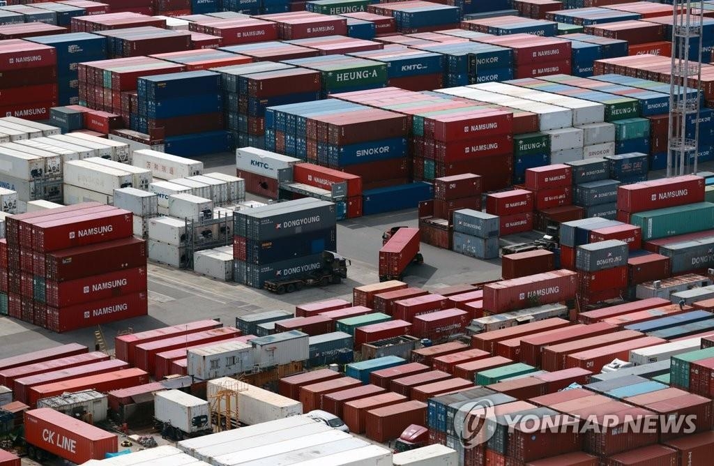 La foto de archivo, tomada el 13 de septiembre de 2022, muestra contenedores apilados en un puerto de la ciudad sureña de Busan, en Corea del Sur.