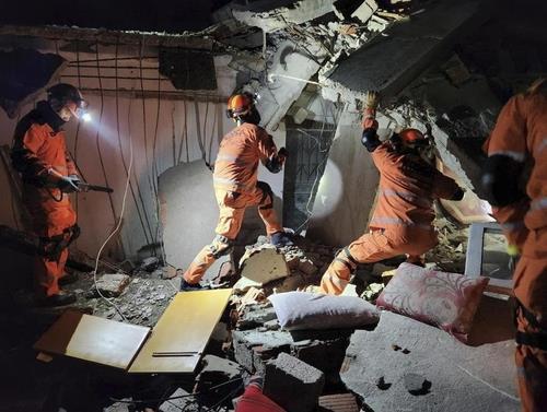 La foto, proporcionada, el 9 de febrero de 2023, por el Ministerio de Asuntos Exteriores, muestra a un equipo de rescate surcoreano llevando a cabo operaciones de búsqueda y rescate en la región de Antioquía, en la provincia de Hatay, Turquía, afectada por el terremoto. (Prohibida su reventa y archivo)