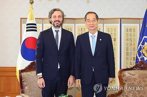 La foto, proporcionada por la oficina del primer ministro de Corea del Sur, muestra al primer ministro, Han Duck-soo (dcha.), posando para una foto con el ministro de Relaciones Exteriores, Comercio Internacional y Culto de Argentina, Santiago Andrés Cafiero, el 1 de septiembre de 2023, antes de sus conversaciones en el complejo gubernamental, en Seúl. (Prohibida su reventa y archivo)
