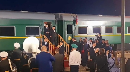 Esta foto, capturada de una publicación de Telegram del ministro de Recursos Naturales y Medio Ambiente ruso, Alexánder Kozlov, muestra al líder norcoreano, Kim Jong-un, bajando de su tren especial, el 12 de septiembre de 2023, en la estación de Jasán, en Krai de Primorie, Rusia. (Prohibida su reventa y archivo)