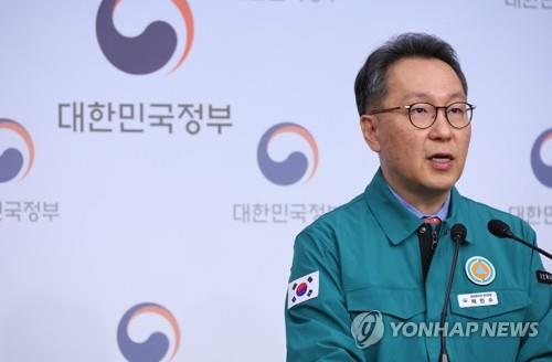 El segundo viceministro de Salud y Bienestar Social, Park Min-soo, habla durante una conferencia de prensa, sostenida, el 26 de marzo de 2024, en Seúl.