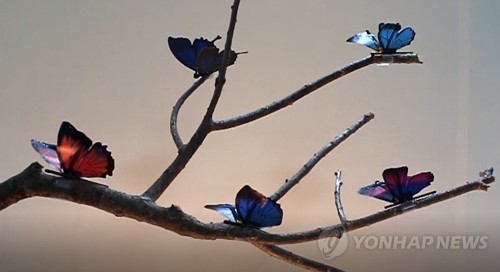 날갯짓하는 로봇 나비