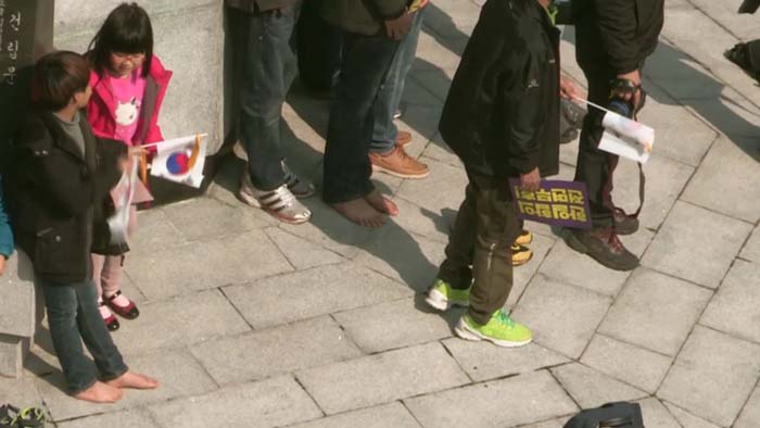 '소녀상 지키는 천개의 소녀상' 일본영사관 앞 맨발 침묵시위