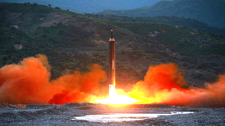 북한, 신형 중장거리 미사일 '화성-12' 발사 영상 공개