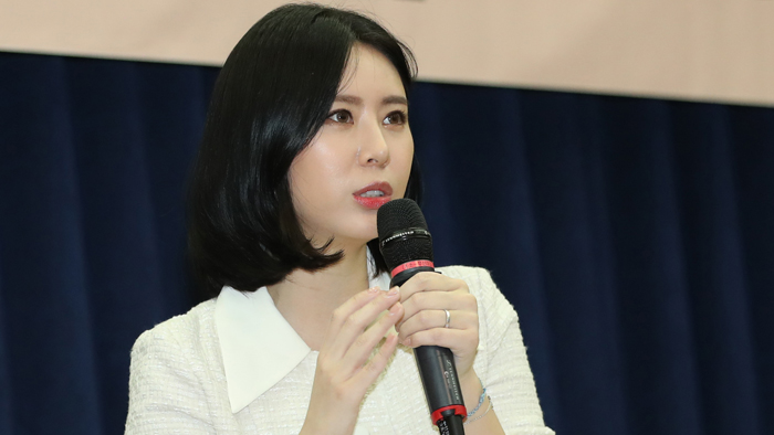 윤지오 "머투 홍선근 회장, 경찰수사 중 집에 꽃배달"
