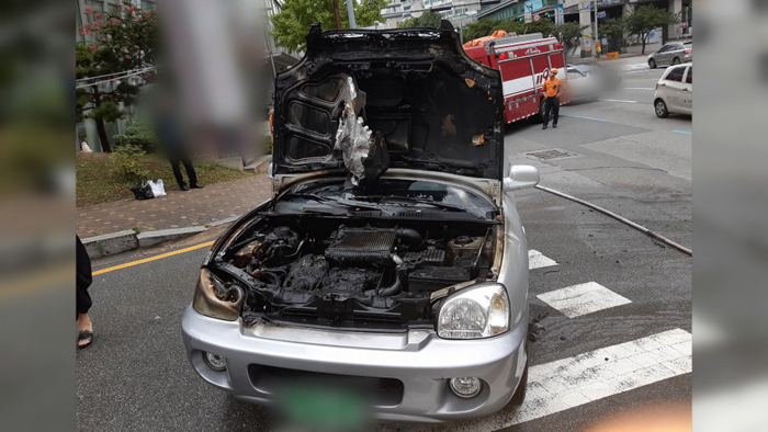 부산서 달리던 차량에 불…인명피해 없어