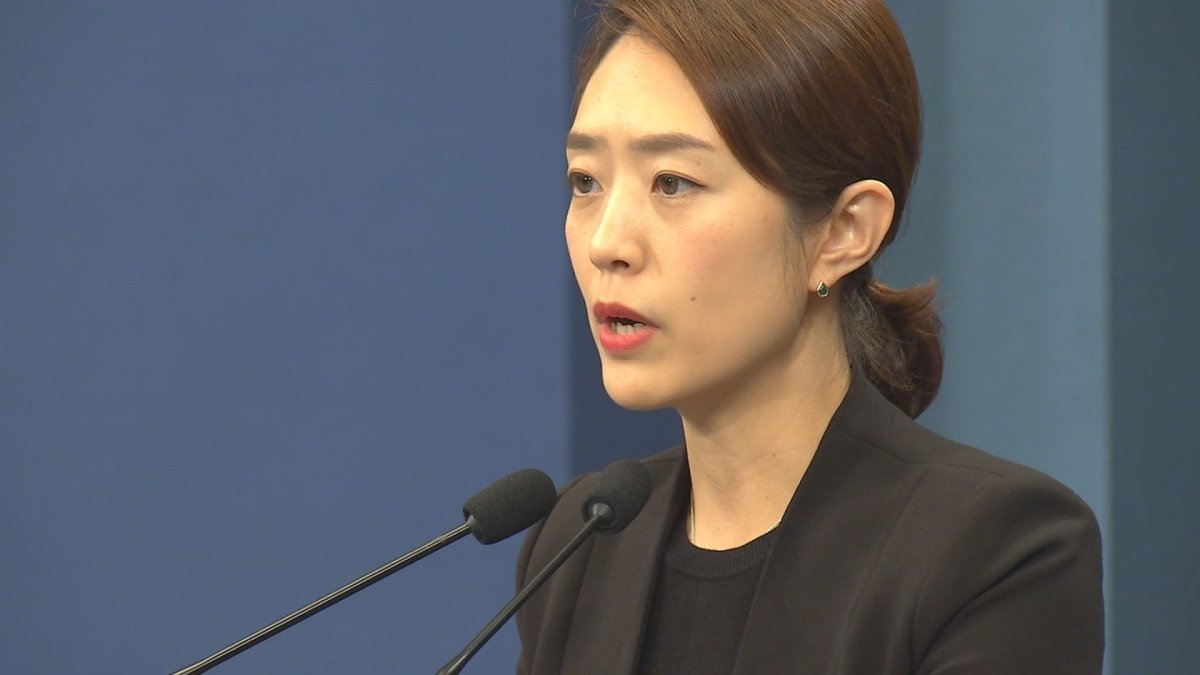 靑 "비위혐의자 의존한 압수수색 거듭돼 유감"
