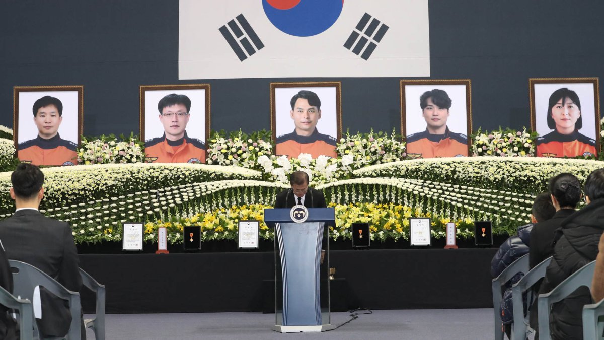 문 대통령, 소방대원 영결식 참석…"국민안전 무한책임"