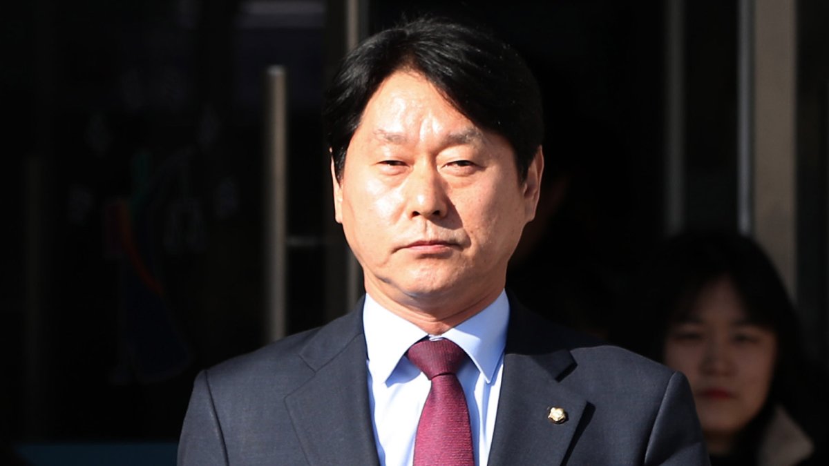 불법자금수수 심기준 의원 1심서 의원직 상실형